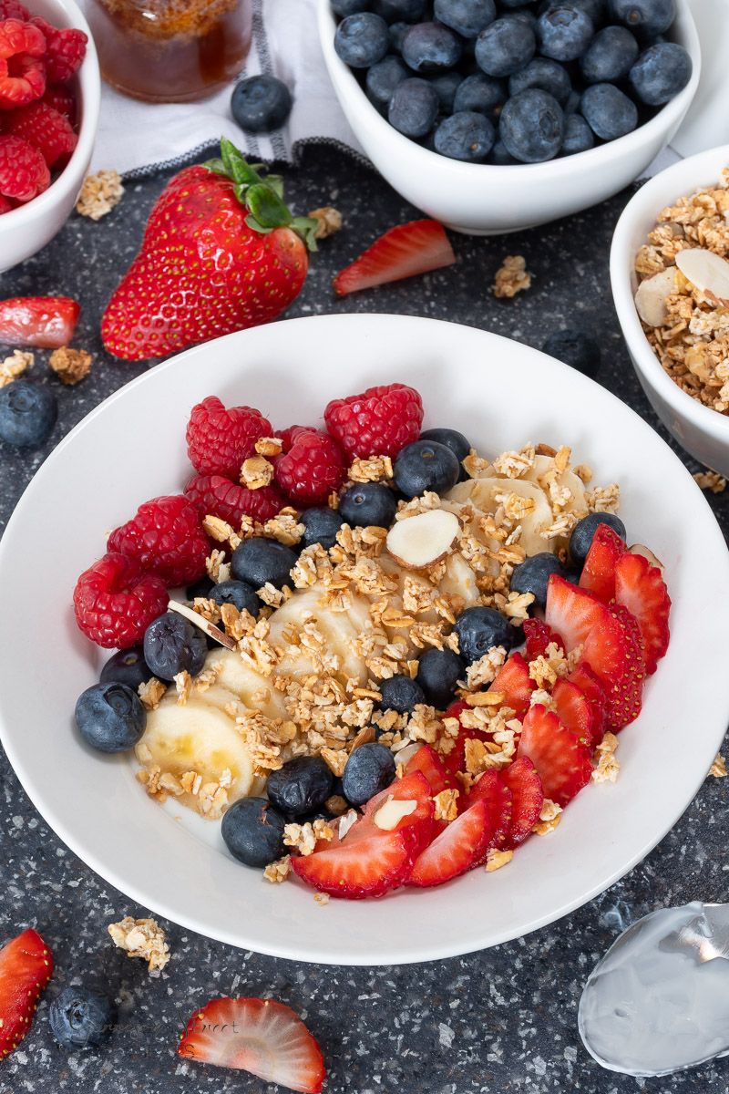 5-Minute Mixed Berry Greek Yogurt Breakfast Bowl